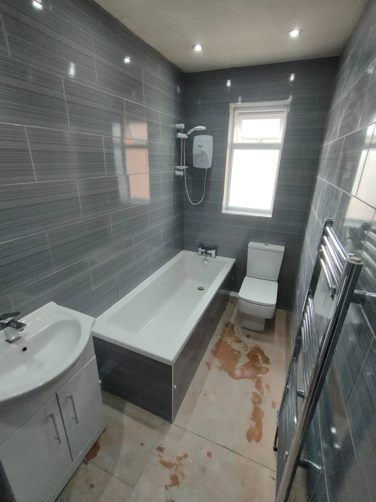 A bathroom with a sink, toilet and bathtub.